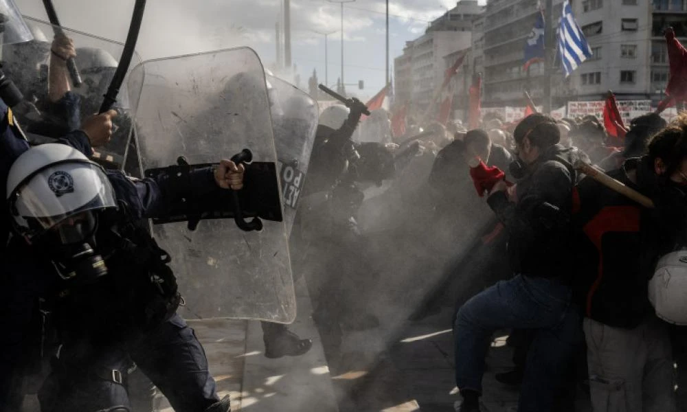 Βίαιες συγκρούσεις μεταξύ φοιτητών και αστυνομικών στο Σύνταγμα ενόψει της ψηφοφορίας για τα ιδιωτικά πανεπιστήμια-8 τραυματίες